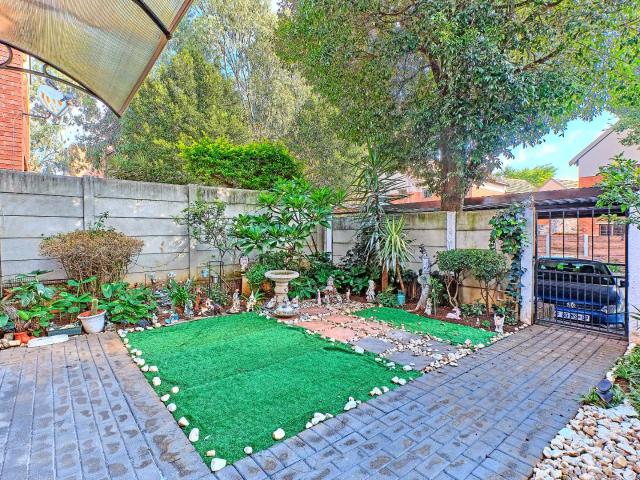 2 Bedroom Townhouse For Sale in North Riding