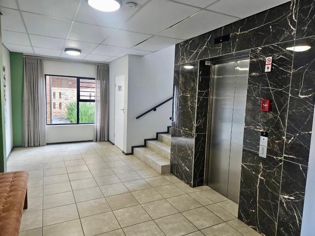 2 Bedroom Townhouse For Sale in Olievenpoort