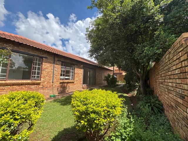 2 Bedroom Townhouse For Sale in Olivedale