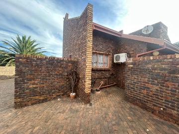 2 Bedroom Townhouse For Sale in Aerorand