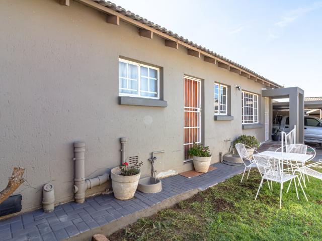2 Bedroom Townhouse For Sale in Allen's Nek