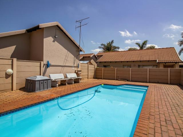 2 Bedroom Townhouse For Sale in Allen's Nek