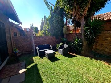 2 Bedroom Townhouse For Sale in Amberfield Glen