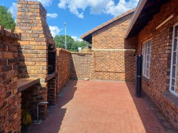 2 Bedroom Townhouse For Sale in Arcon Park
