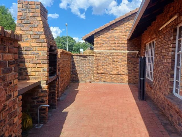2 Bedroom Townhouse For Sale in Arcon Park