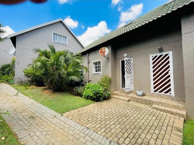 2 Bedroom Townhouse For Sale in Bassonia