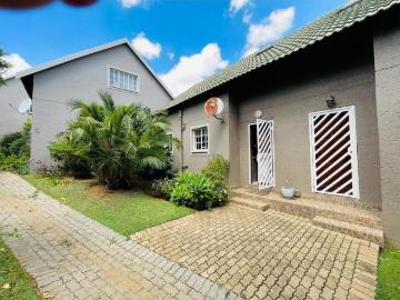 2 Bedroom Townhouse For Sale in Bassonia