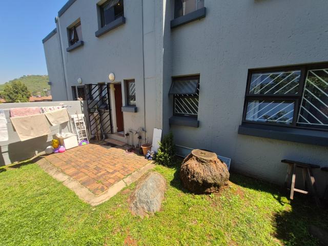 2 Bedroom Townhouse For Sale in Bassonia