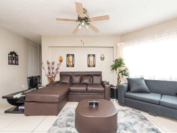 2 Bedroom Townhouse For Sale in Bedfordview