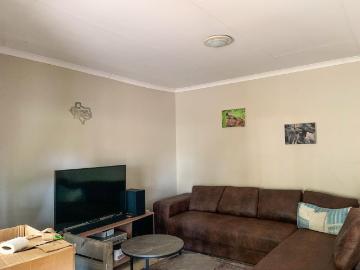2 Bedroom Townhouse For Sale in Bela