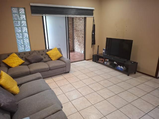 2 Bedroom Townhouse For Sale in Bergbron