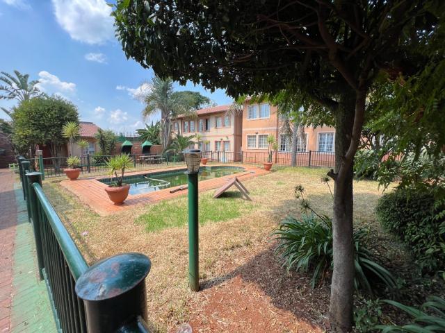2 Bedroom Townhouse For Sale in Bezuidenhout Valley