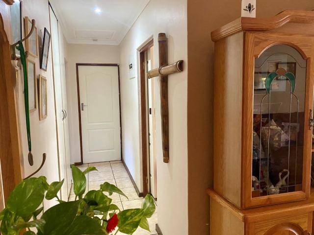 2 Bedroom Townhouse For Sale in Bisley
