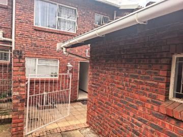 2 Bedroom Townhouse For Sale in Bisley