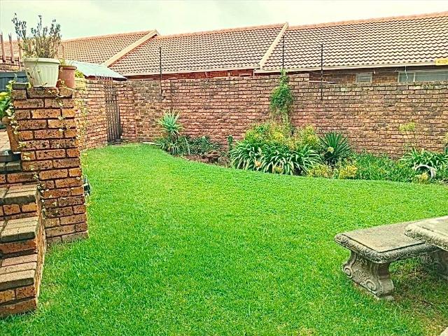 2 Bedroom Townhouse For Sale in Birch Acres