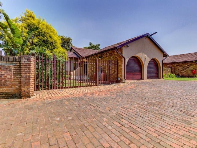 2 Bedroom Townhouse For Sale in Birchleigh