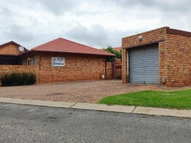 2 Bedroom Townhouse For Sale in Birchleigh