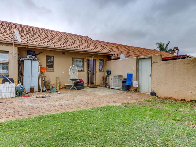 2 Bedroom Townhouse For Sale in Birchleigh North