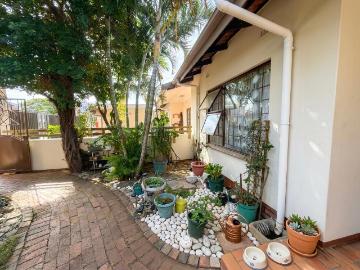 2 Bedroom Townhouse For Sale in Bluff