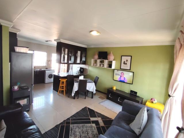 2 Bedroom Townhouse For Sale in Brackendowns