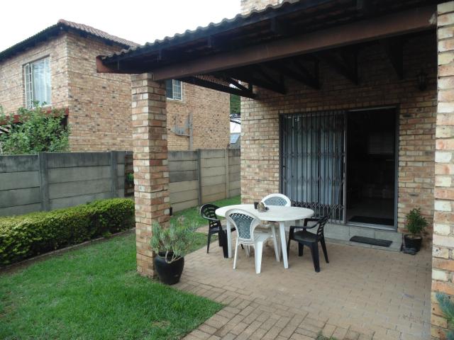 2 Bedroom Townhouse For Sale in Bromhof