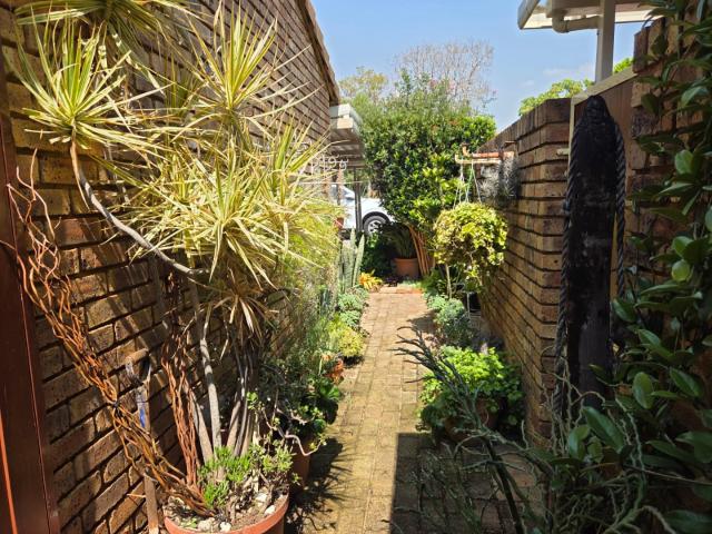 2 Bedroom Townhouse For Sale in Brummeria