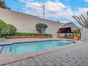 2 Bedroom Townhouse For Sale in Bryanston