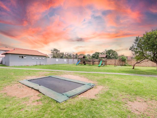 2 Bedroom Townhouse For Sale in Comet
