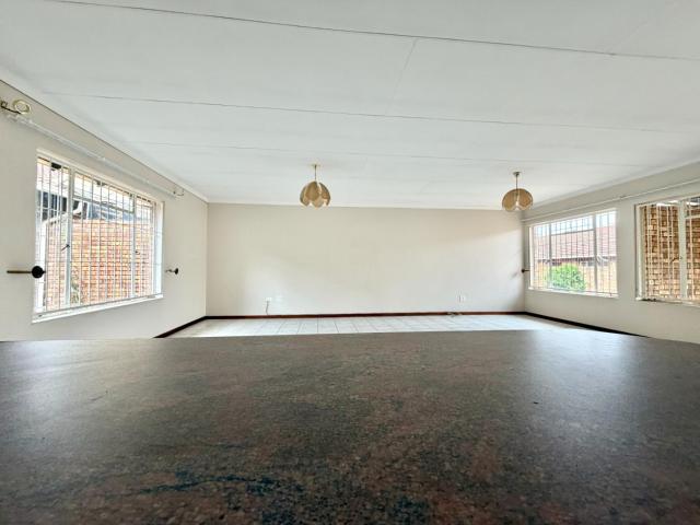 2 Bedroom Townhouse For Sale in Die Hoewes