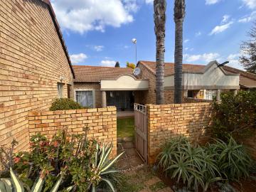 2 Bedroom Townhouse For Sale in Die Hoewes