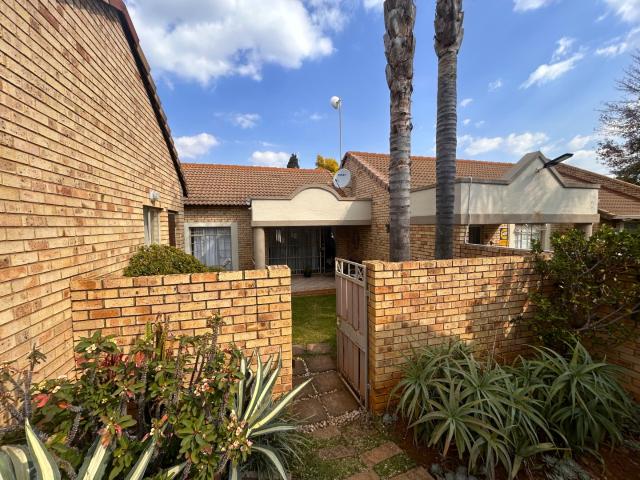 2 Bedroom Townhouse For Sale in Die Hoewes