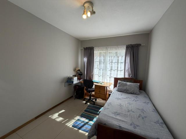 2 Bedroom Townhouse For Sale in Die Hoewes