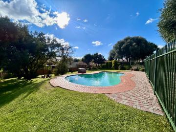 2 Bedroom Townhouse For Sale in Die Hoewes