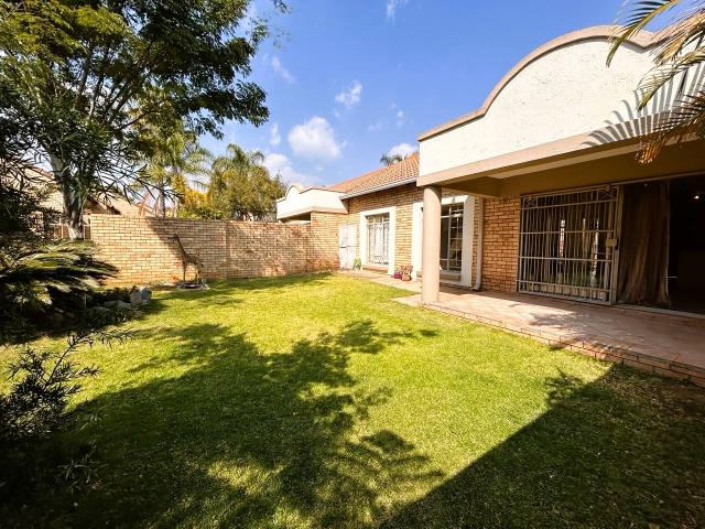 2 Bedroom Townhouse For Sale in Die Hoewes
