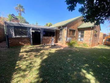 2 Bedroom Townhouse For Sale in Die Hoewes