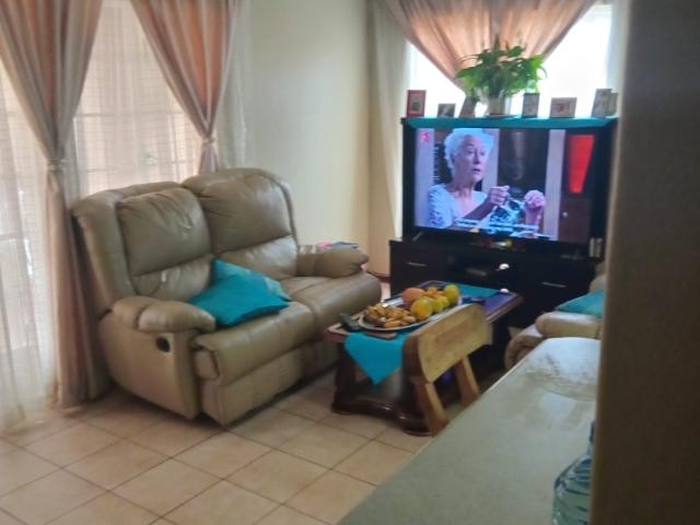 2 Bedroom Townhouse For Sale in Die Hoewes