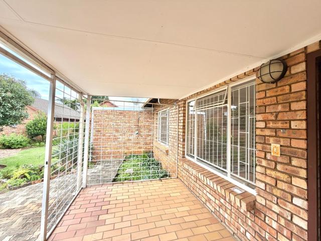 2 Bedroom Townhouse For Sale in Die Hoewes