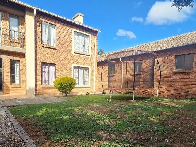 2 Bedroom Townhouse For Sale in Eco Park Estate