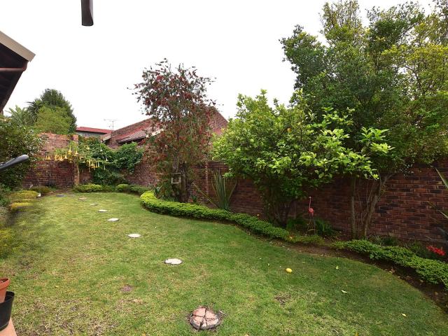 2 Bedroom Townhouse For Sale in Edenburg