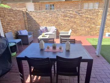 2 Bedroom Townhouse For Sale in Elarduspark