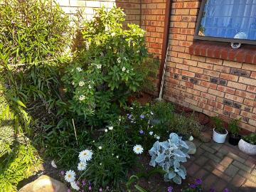 2 Bedroom Townhouse For Sale in Eldoraigne