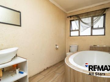 Townhouse for sale in Vosloorus