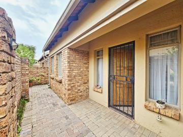 2 Bedroom Townhouse For Sale in Equestria