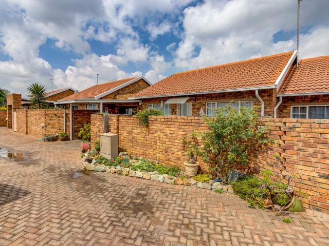 2 Bedroom Townhouse For Sale in Farrarmere