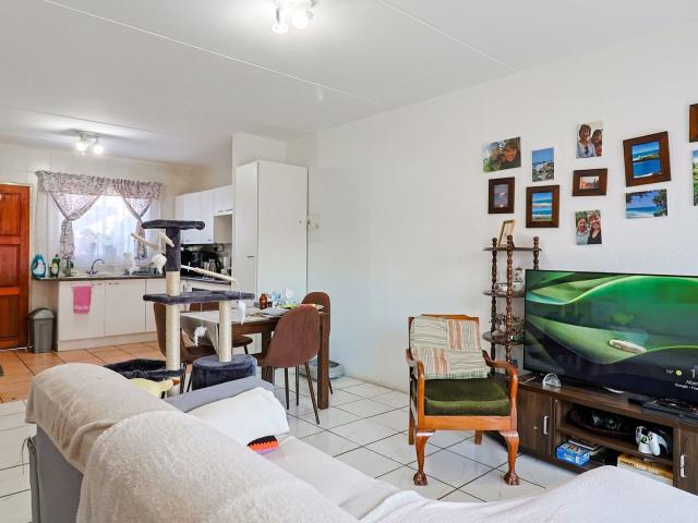 2 Bedroom Townhouse For Sale in Florida Glen