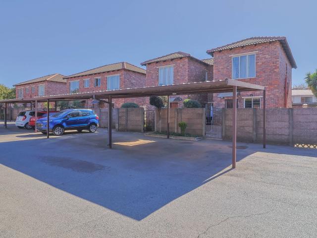 2 Bedroom Townhouse For Sale in Florida Glen