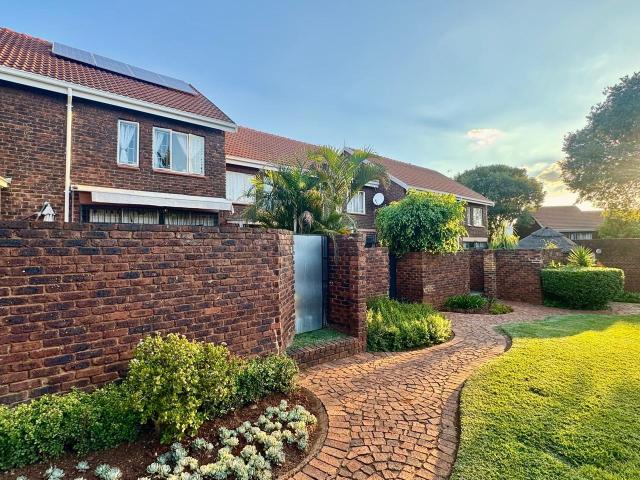 2 Bedroom Townhouse For Sale in Garsfontein
