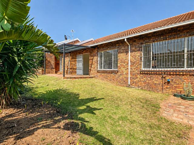 2 Bedroom Townhouse For Sale in Garsfontein