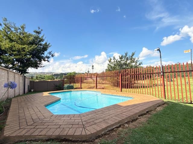 2 Bedroom Townhouse For Sale in Glenvista