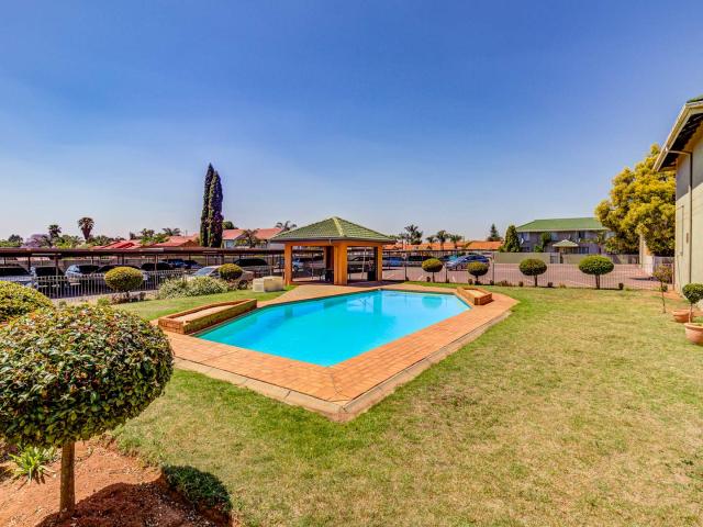 2 Bedroom Townhouse For Sale in Glen Marais